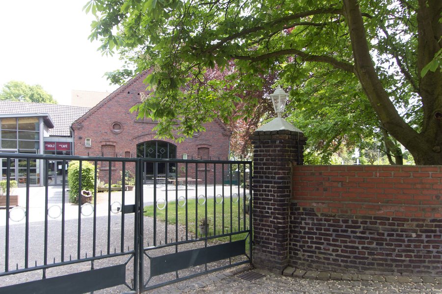 File:Gelsenkirchen, Baudenkmal 335 Hof Holz Braukaemperstrasse 80 - Beckhausen 2020-05-03.jpg