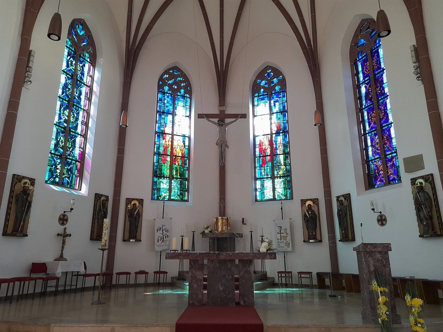 File:St Wendelinus Zellhausen Altarraum.jpg
