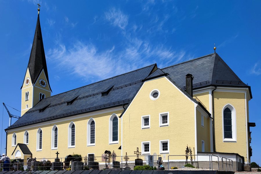File:St. Laurentius Bernau am Chiemsee 03.jpg