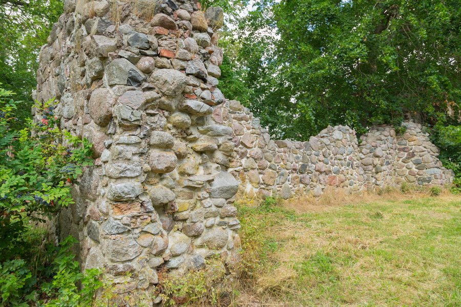 File:Schorssow Kirchenruine 03.jpg