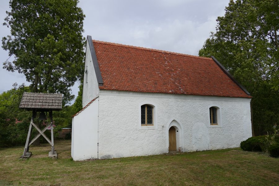 File:Gnevkow Kirche mit Glockenstuhl Südseite.jpg