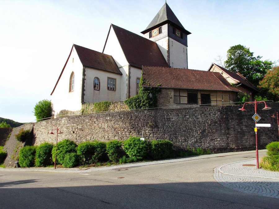 File:Iptingen-Ansicht von Nordosten mit Kirche über Kirchhofmauer (Futtermauer) in erhöhter Lage am Ortsrand-19052013.JPG
