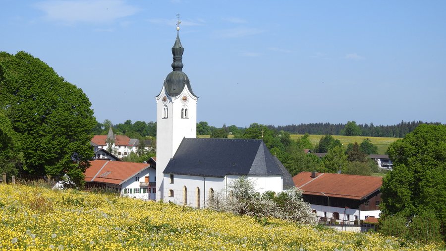 File:Reichersbeuern - Kirchberg - Kirche v SO.jpg