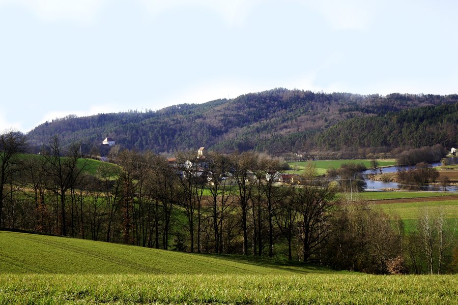File:Regental bei Nittenau mit der Burgruine Hof am Regen und Schloss Stefling im Hintergrund.jpg