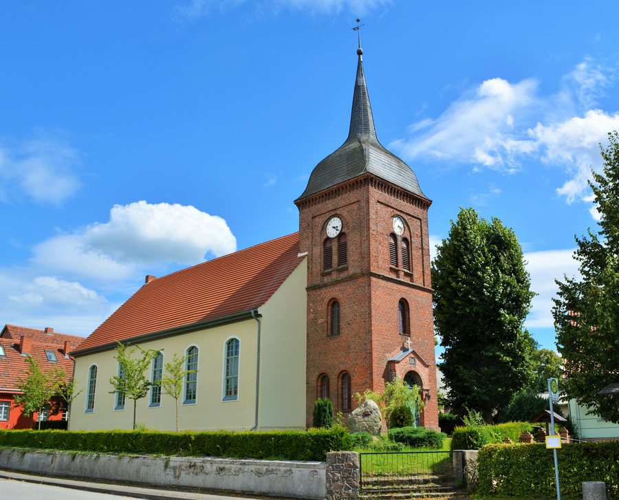 File:Kleßen Dorfkirche.JPG