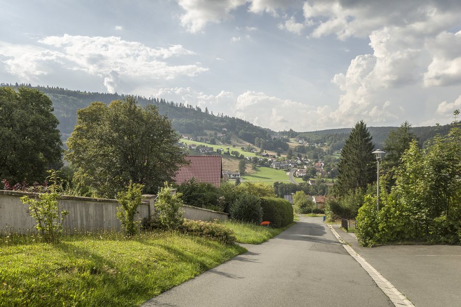 File:Blick von der Dreifaltigkeitskirche in Warmensteinach über den Ort.jpg
