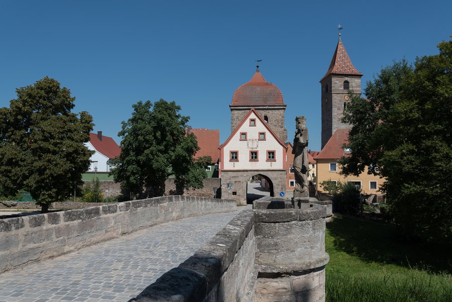 File:Ornbau, Altmühlbrücke, Unteres Tor-20160818-001.jpg
