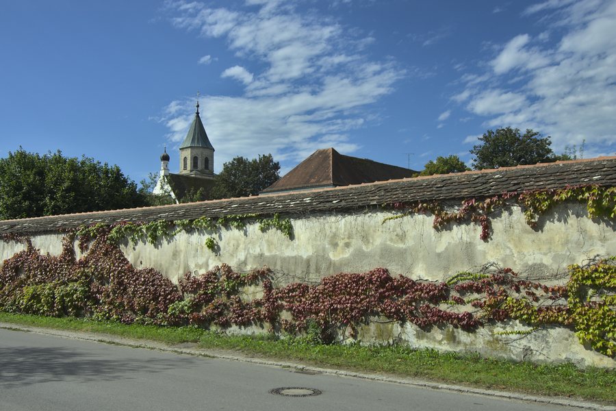 File:Gartenmauer Kloster Polling.jpg