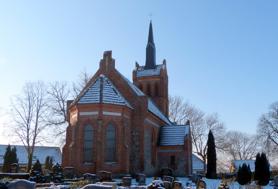 File:Siedenbrünzow Kirche Ostgiebel 1.jpg