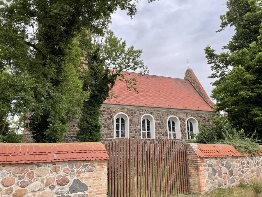 File:Dorfkirche Baumgarten Einfriedung.jpg