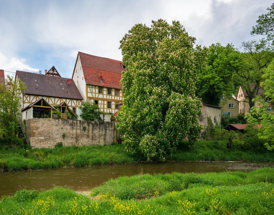 File:Widdern - Gemmingensches Schloss - Ansicht vom Jagstufer.jpg