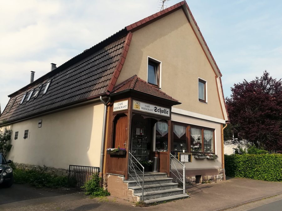 File:Café-Restaurant Scholle, In der Klappe 13, Gieselwerder-Wesertal.jpg