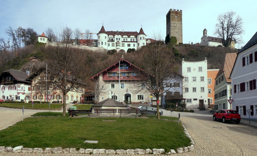 File:Neubeuern, Marktplatz und Schloss, 4.jpeg