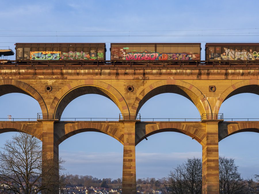 File:Bietigheim-Bissingen - Bietigheim - Enztal - Enzviadukt über Festplatz - Detail von Süden mit Zug (1).jpg