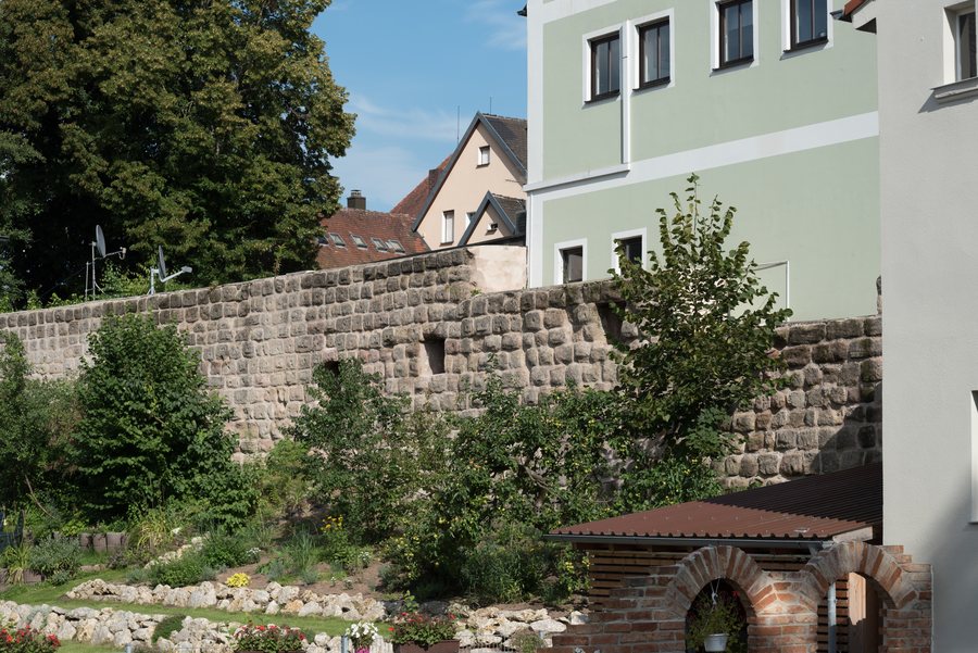 File:Hilpoltstein, Stadtbefestigung, Zwingerstraße-20160814-001.jpg