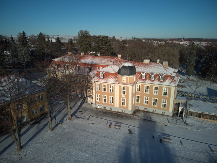 File:Schloss Meisdorf.jpg