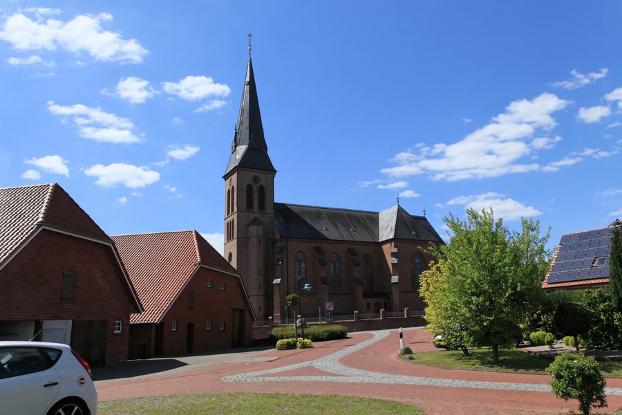 File:Esterwegen - Brink + St. Johannes 01 ies.jpg
