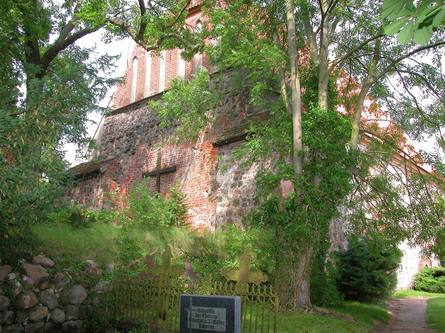 File:20040624560DR Hohenmocker Kirche mit freistehendem Glockenstuhl.jpg