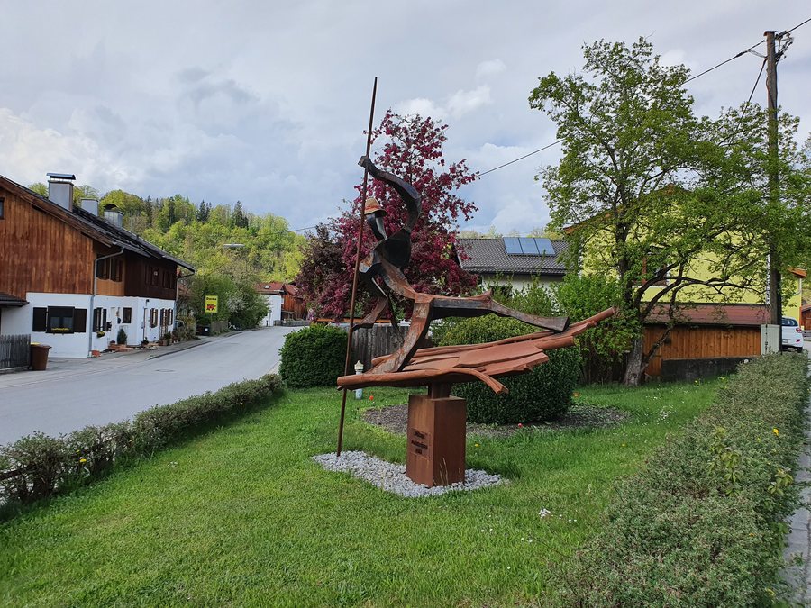 File:Statue in Weidach, at the corner of Mühlpointweg and Weidacher Hauptstraße.jpg