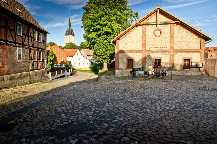 File:Ditfurt Heimatmuseum+Kirche.jpg