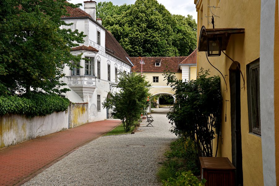 File:Schloss (Neufraunhofen).jpg