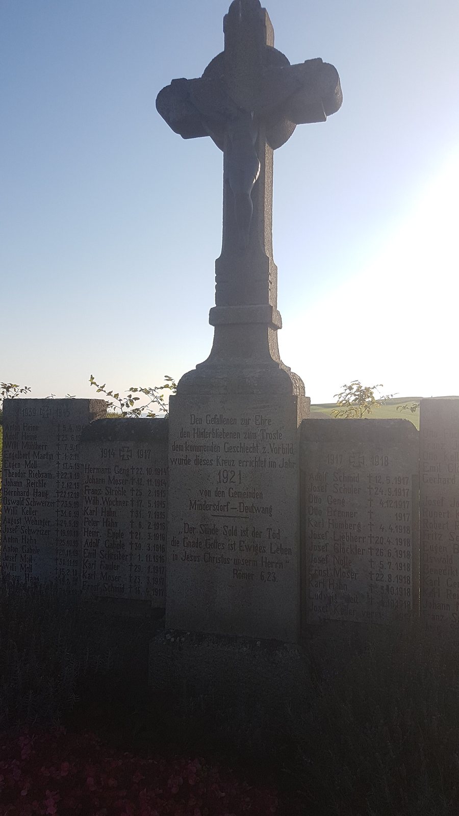 File:Wegkreuz als Kriegerdenkmal auf dem Friedhof von Mindersdorf bzw. Deutwang.jpg