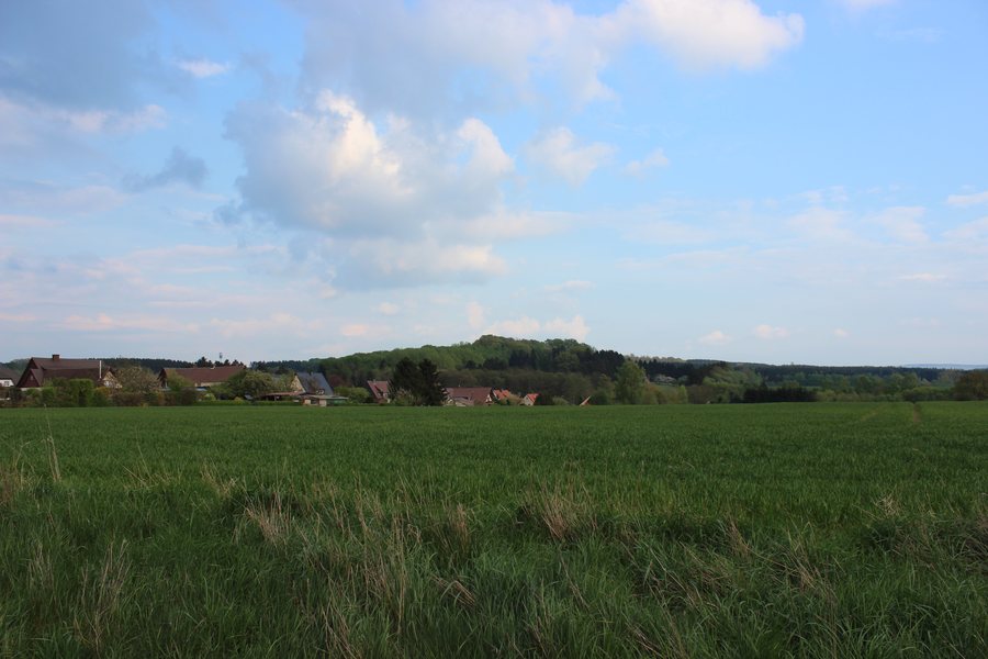 File:DE-NI KleinerStaufenberg von der L562 aus 2014-04-21.JPG