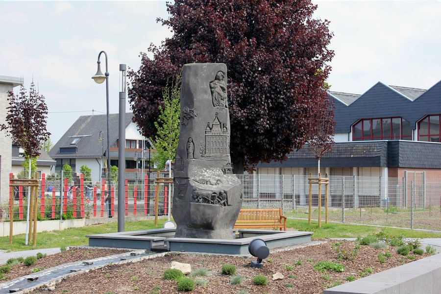 File:Mülheim-Kärlich, Schlossplatz mit Historienstein (2022-05-03 Sp 19).JPG