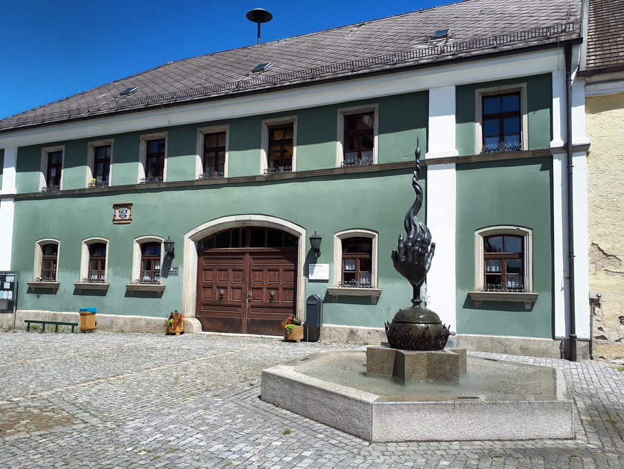File:Eslarn Rathaus mit Brunnen.jpg