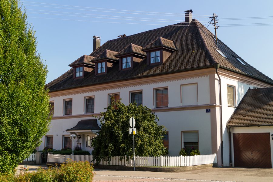 File:Buxheim - Amtshaus Maienplatz.jpg