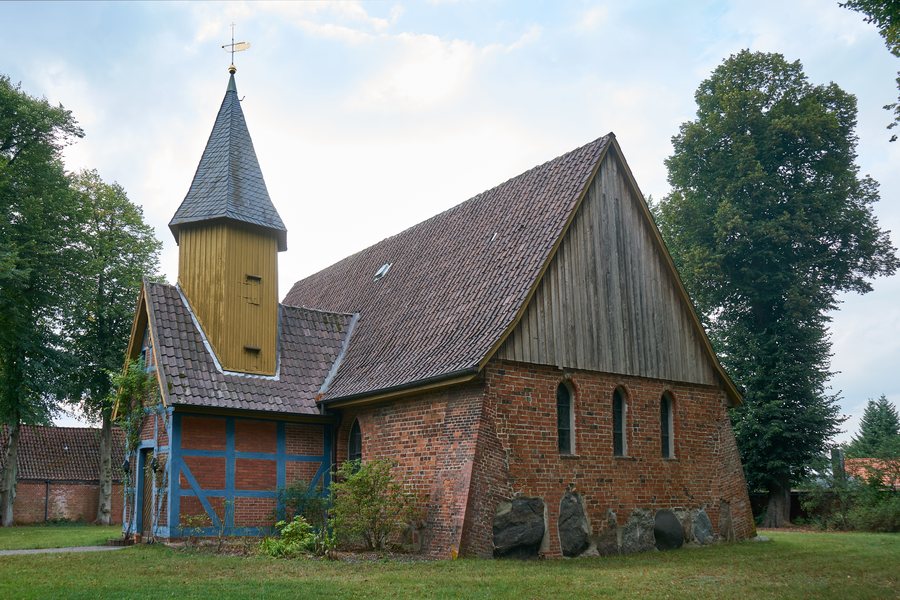 File:St. Johannis Adendorf SE.jpg