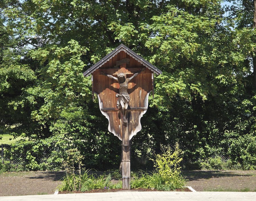 File:Friedhofskreuz Grossholzhausen Raubling-1.jpg