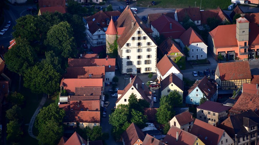 Leutershausen, former margravial town palace, aerial view