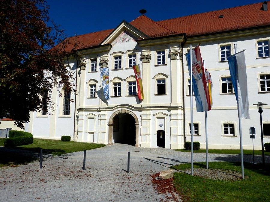 File:Aldersbach Kloster - Klosterpforte 1.jpg