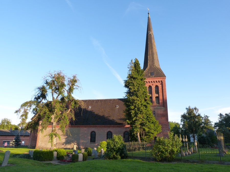 File:Gültz Kirche Nordseite.JPG