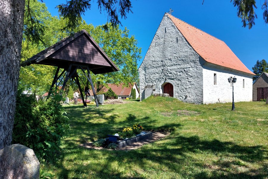 File:Dorfkirche Klein Buenzow.jpg