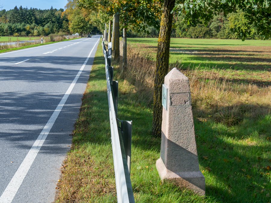 Mecklenburg-Schweriner Halbmeilenobelisk, Schweriner Chaussee (bei Waldschlößchen) in Crivitz