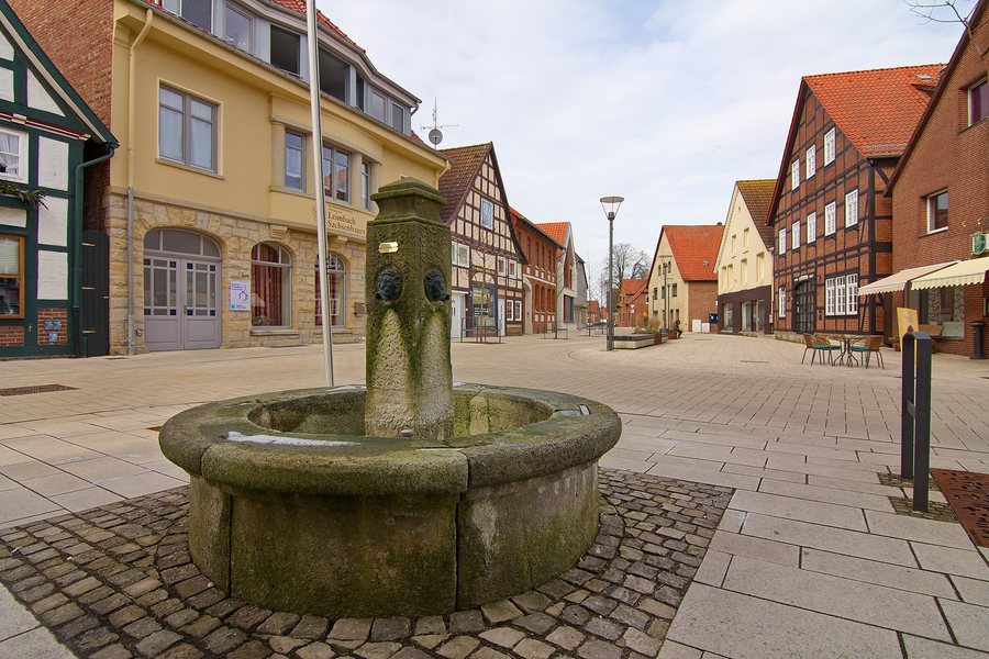 File:Ortsblick auf den Marktplatz in Sachsenhagen IMG 5353.jpg