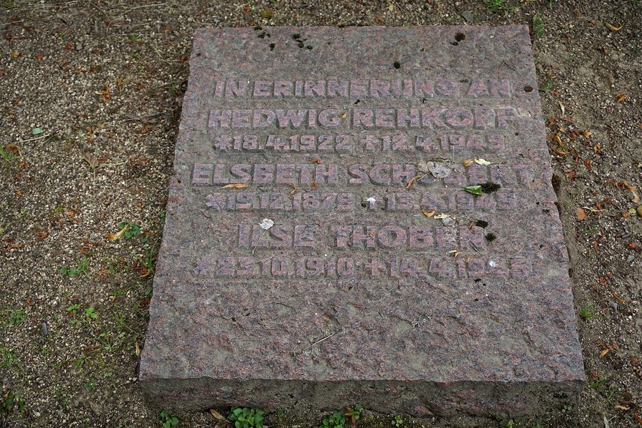 File:Ehrenfriedhof Grabstein 1 Sankt Andreasberg (Braunlage).jpg