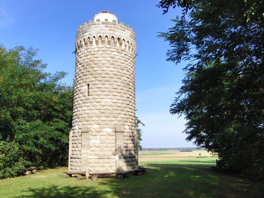 File:Bismarckturm Lahstedt Oberg back.jpg