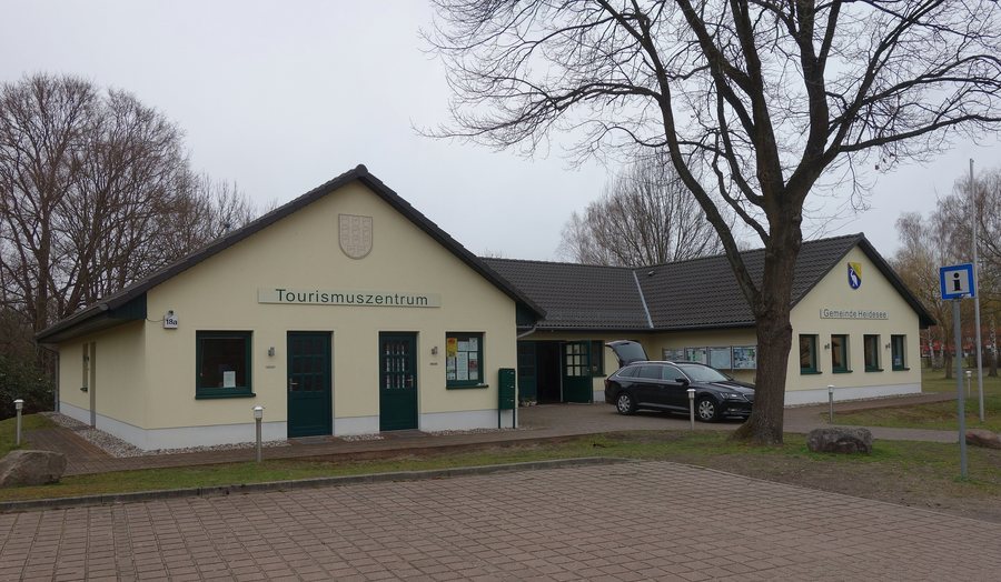 File:Dorfgemeinschaftshaus Prieros 2019 SW.jpg