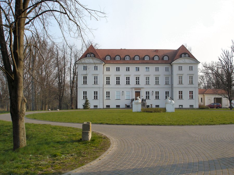 File:Schloss Wedendorf.jpg
