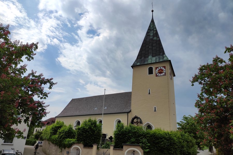 File:Alte Kirche Sinzing 01.jpg