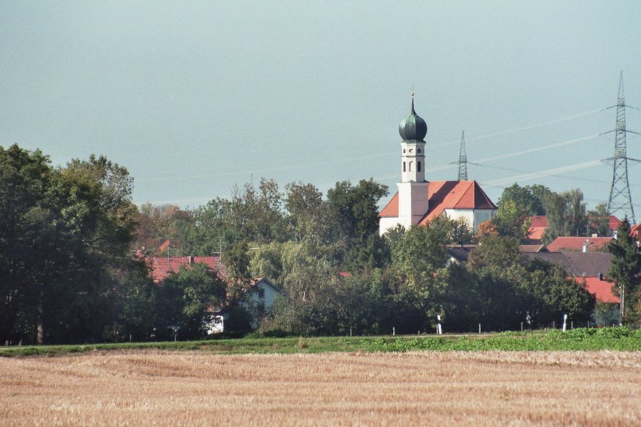 File:Finsing, Ortsansicht mit Kirche St. Georg.jpg