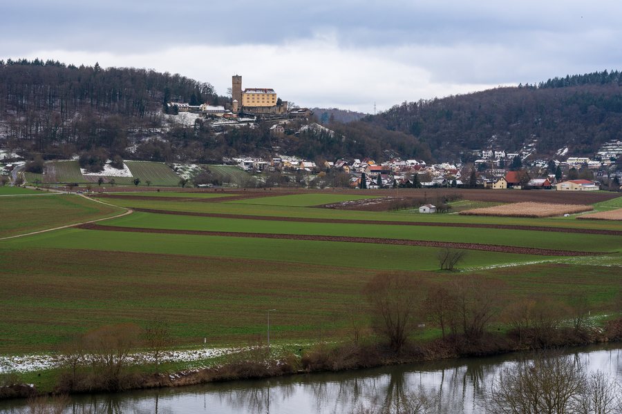 File:Haßmersheim - Neckarmühlbach mit Burg Guttenberg - Ansicht aus ONO von Schloss Horneck (1).jpg