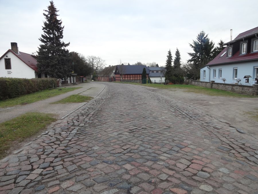 File:Dorfstr pflaster vogelsang.jpg