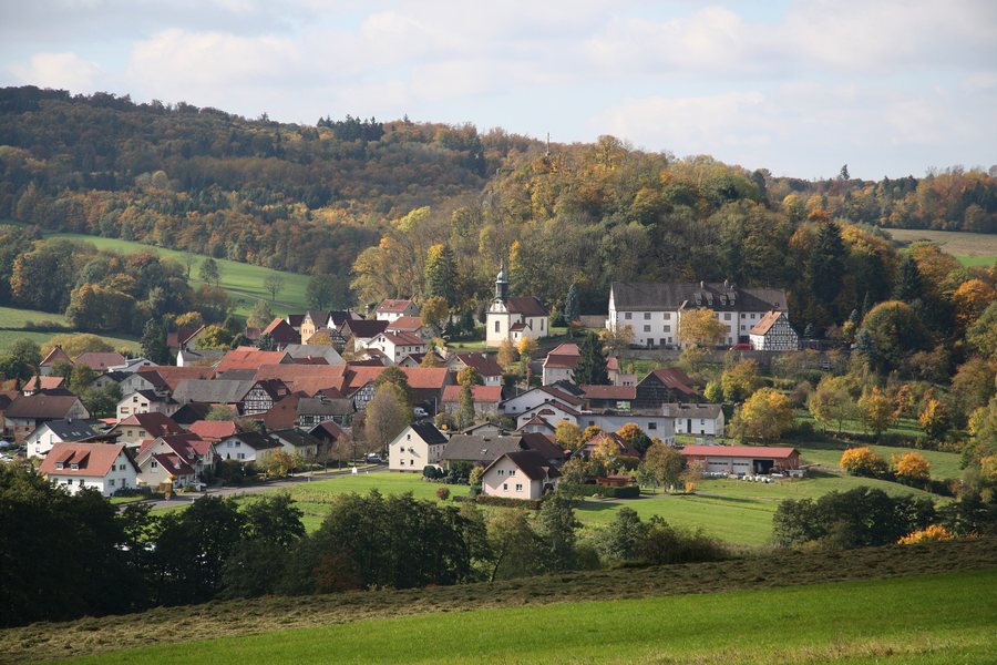 File:Blick aus ostnordöstlicher Richtung auf Haselstein II.jpg
