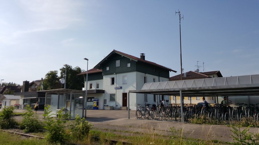 File:Bruckmühl Bahnhof 2015.jpg