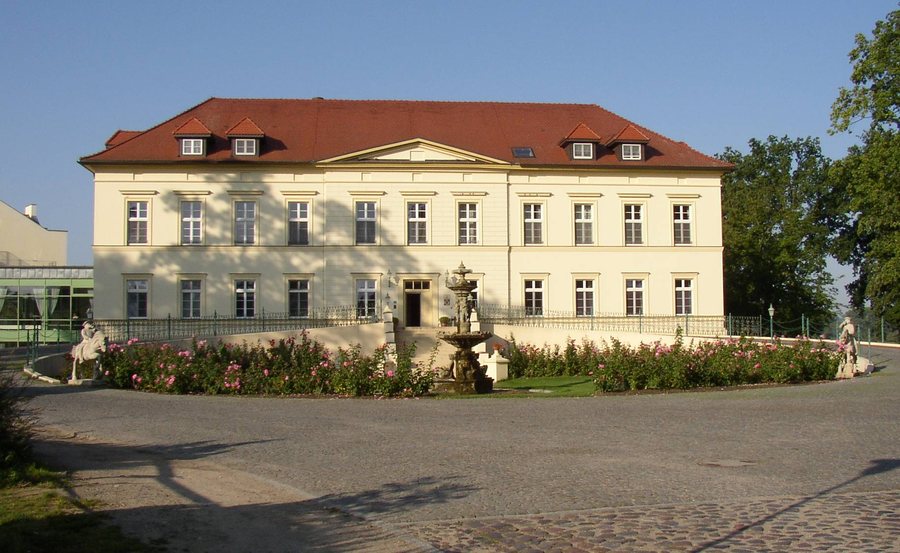 File:Teterow Teschow palace.jpg