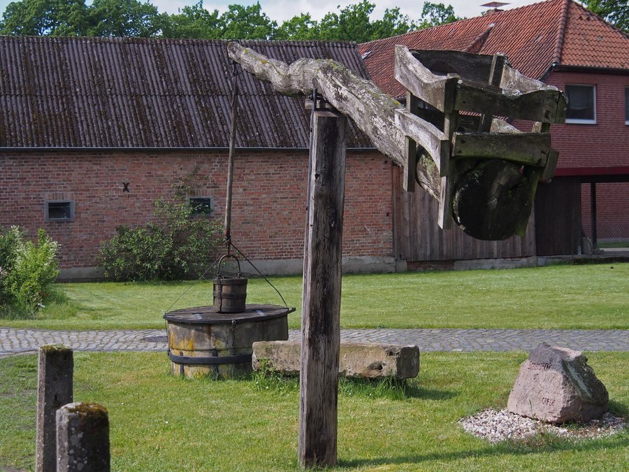 File:Müden Neubauerweg Ziehbrunnen 01.JPG